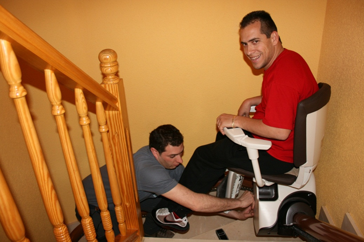 El Langui con su silla salvaescalera